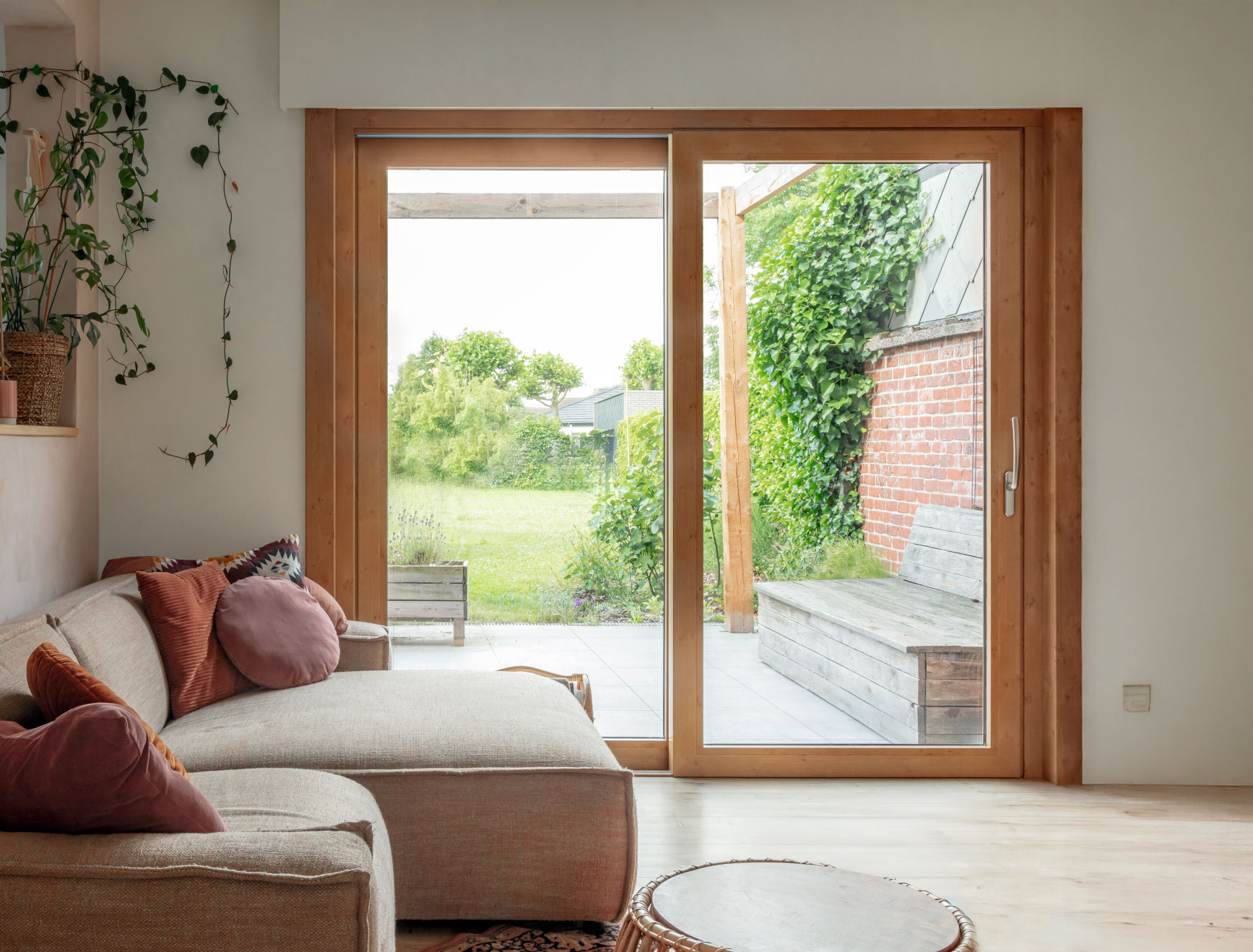 Ventana con marco color madera